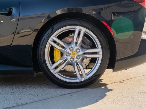 Used 2019 Ferrari Portofino image 11