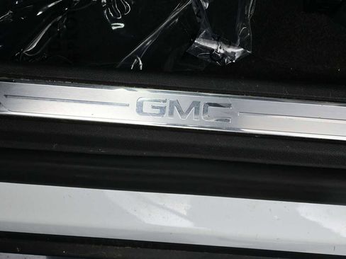 Used 2023 GMC Acadia SLT w/ Preferred Package AWD/4WD image 9