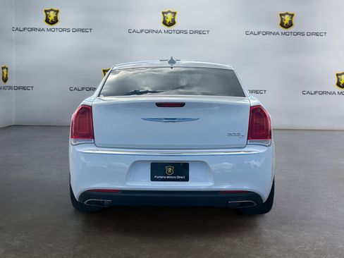 Used 2017 Chrysler 300 C image 4