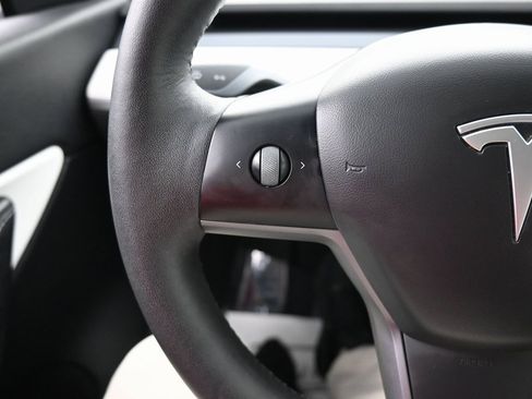 Used 2021 Tesla Model Y Long Range image 20