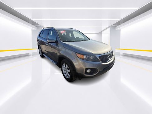 Used 2012 Kia Sorento LX w/ Convenience Pkg FWD image 2
