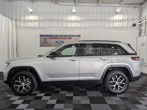 Used 2024 Jeep Grand Cherokee Limited image 2