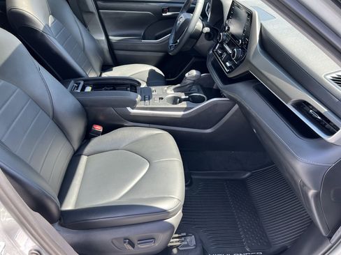 Used 2021 Toyota Highlander XLE AWD/4WD image 14
