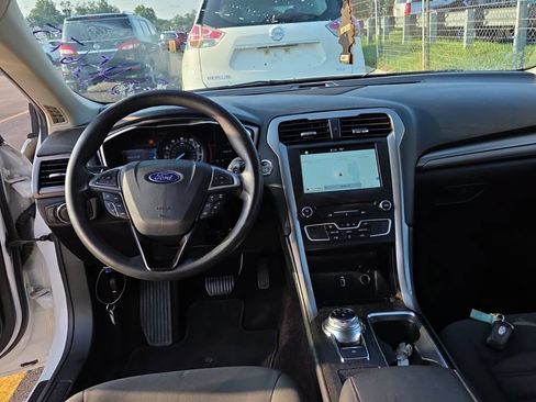 Used 2017 Ford Fusion SE w/ Fusion SE Technology Package FWD image 7