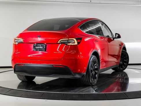 Used 2021 Tesla Model Y Long Range image 7