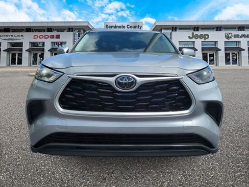 Used 2023 Toyota Highlander L FWD image 3