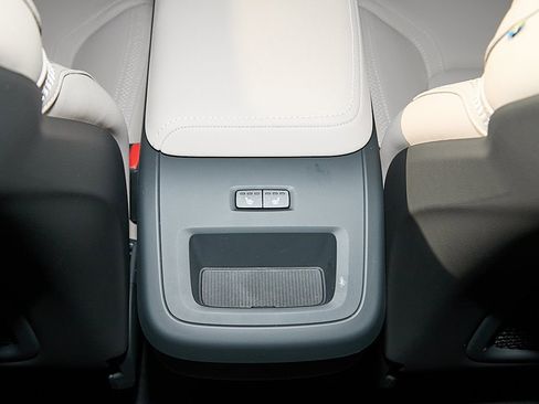 New 2026 Volvo XC60 B5 Plus w/ Climate Package image 21