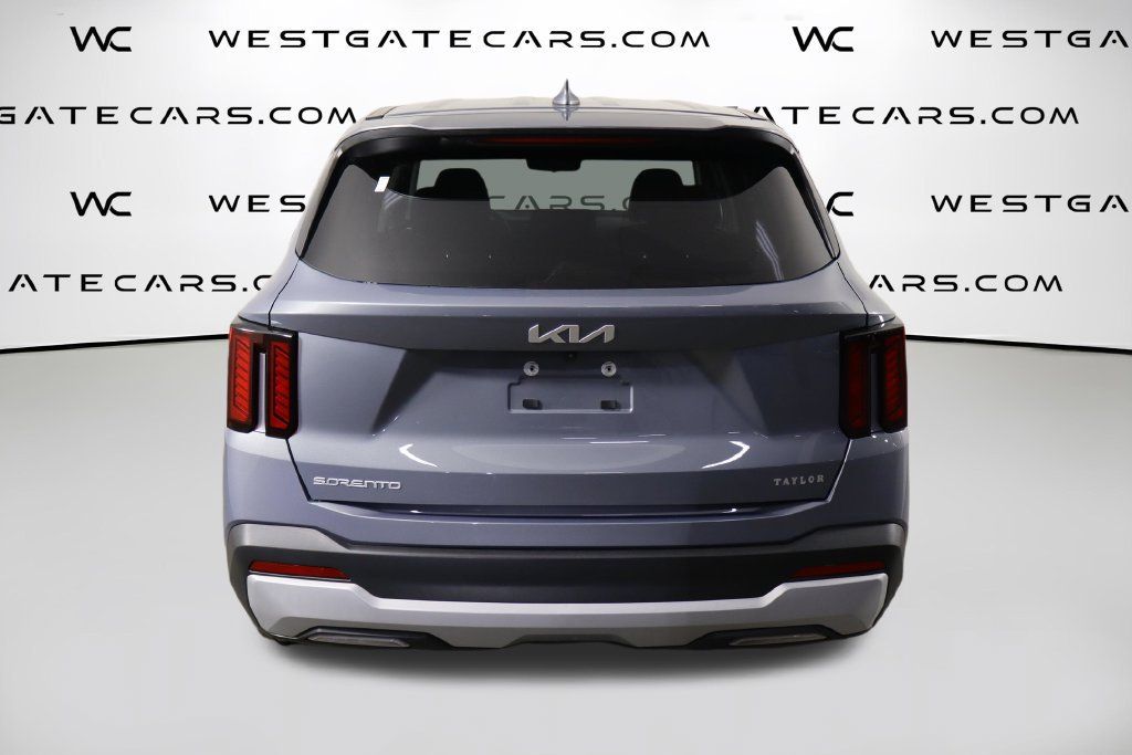 Used 2024 Kia Sorento LX FWD image 4