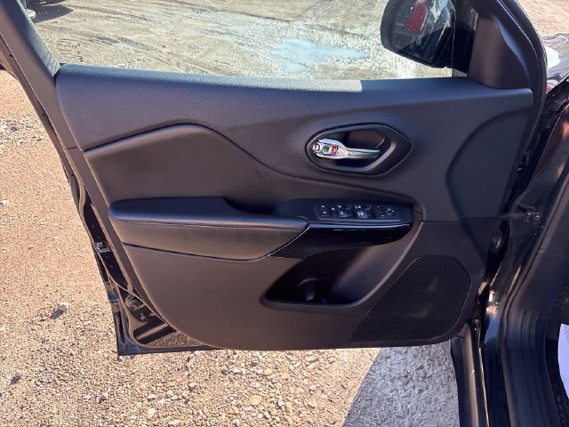 Used 2019 Jeep Cherokee Latitude Plus AWD/4WD image 7