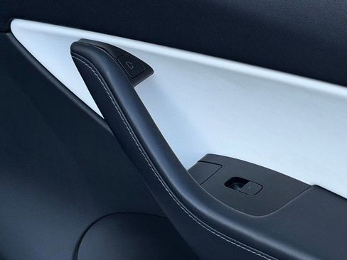 Used 2021 Tesla Model Y Long Range image 37