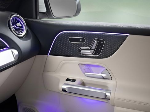 Used 2025 Mercedes-Benz GLB 250 image 23