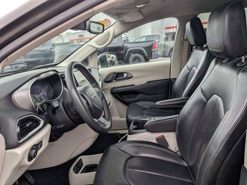Used 2023 Chrysler Pacifica Touring-L FWD image 10