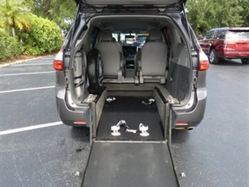 Used 2017 Toyota Sienna XLE FWD image 14