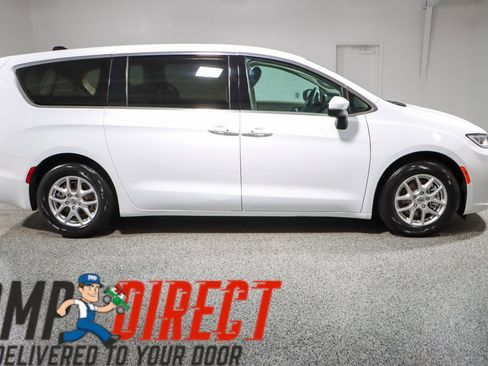 Used 2023 Chrysler Pacifica Touring-L image 6