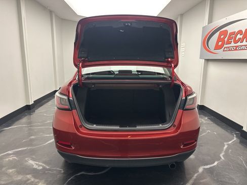 Used 2020 Toyota Yaris L image 26