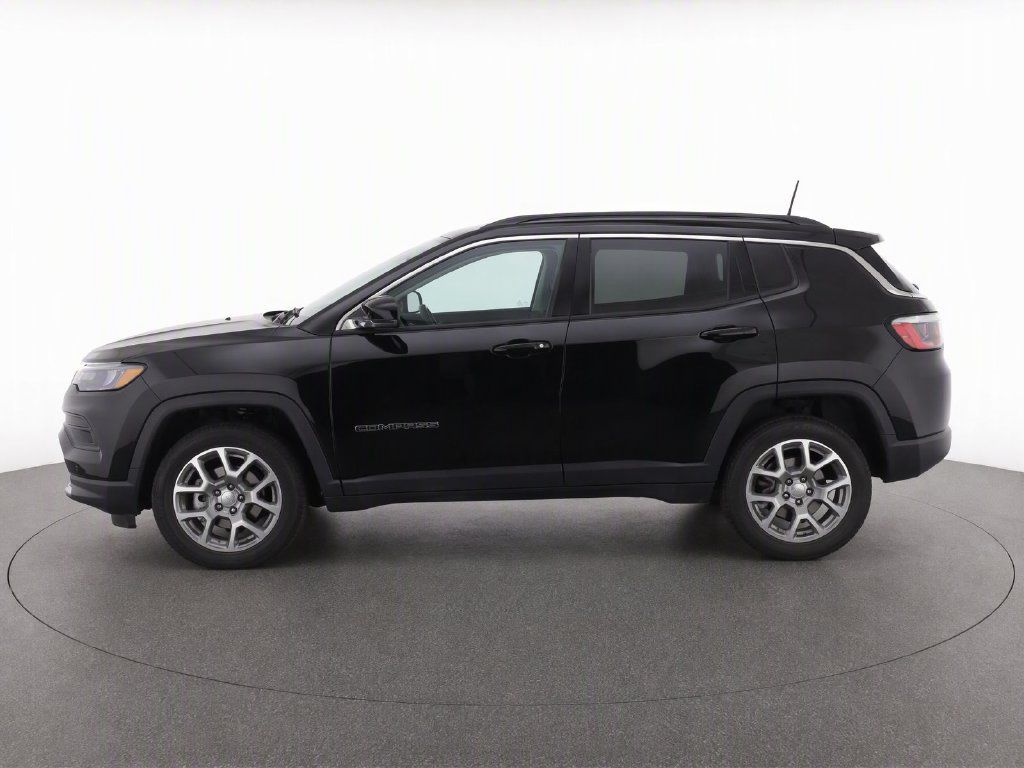 Used 2022 Jeep Compass Latitude w/ Sun and Sound Group AWD/4WD image 5