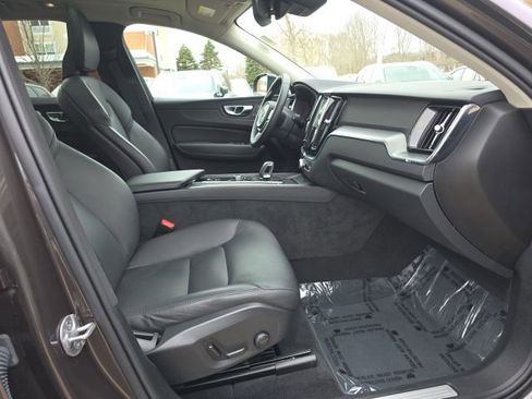 Certified 2025 Volvo XC60 B5 Core image 19