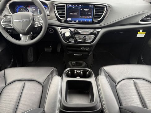 Used 2025 Chrysler Pacifica Select image 10