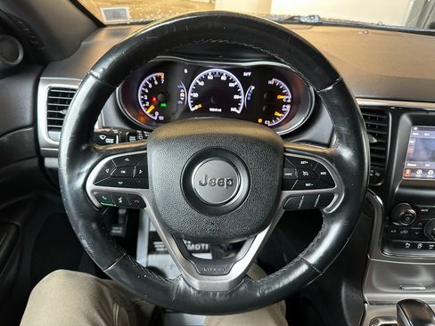 Used 2018 Jeep Grand Cherokee Laredo image 2