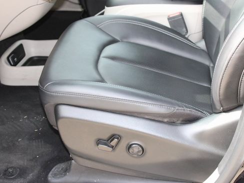 Used 2024 Chrysler Pacifica Touring-L image 15