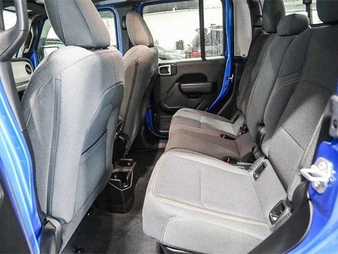 Used 2025 Jeep Gladiator Nighthawk image 18