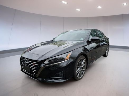Used 2023 Nissan Altima 2.0 SR FWD image 2