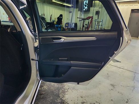 Used 2018 Ford Fusion SE w/ Fusion SE Technology Package image 23