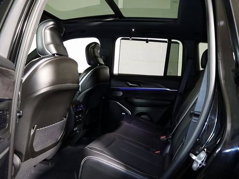 Used 2022 Jeep Grand Cherokee Overland w/ Luxury Tech Group IV image 15