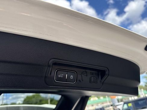 Used 2022 Ford Explorer XLT w/ Equipment Group 202A AWD/4WD image 8