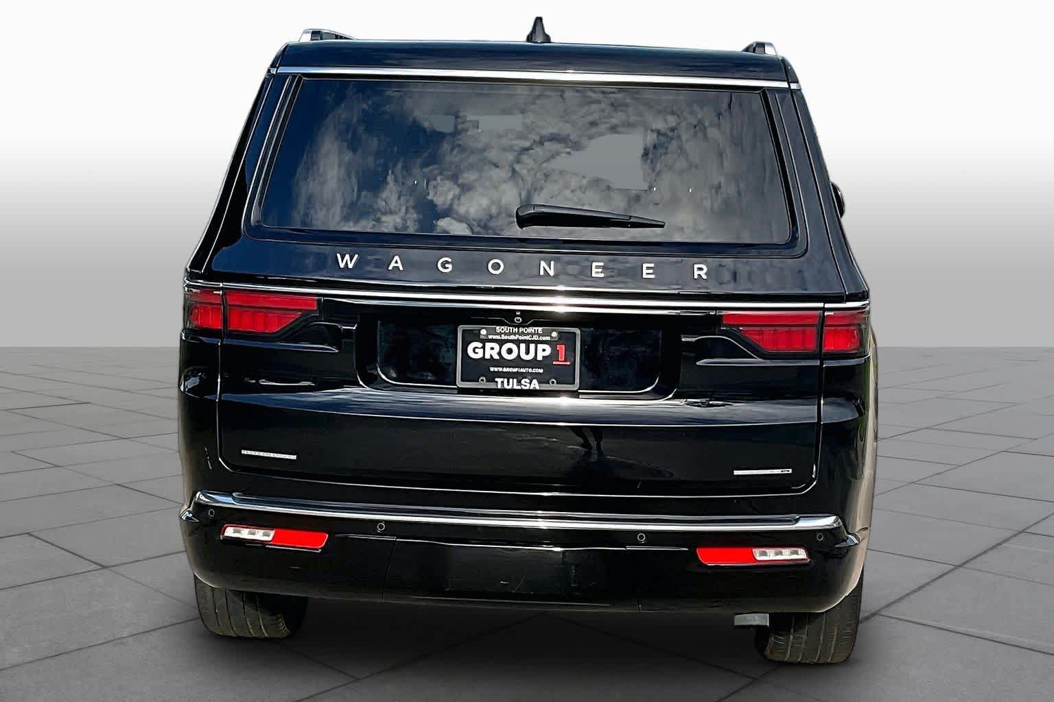 Used 2023 Jeep Wagoneer Series III w/ Premium Group I AWD/4WD image 5