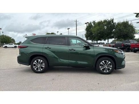 Used 2024 Toyota Highlander XLE FWD image 4