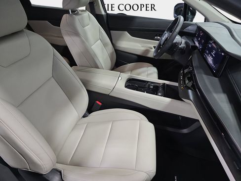 Certified 2025 Nissan Murano SV image 10