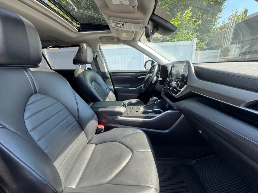 Used 2021 Toyota Highlander XLE AWD/4WD image 41