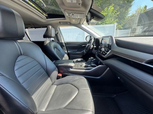 Used 2021 Toyota Highlander XLE AWD/4WD image 41
