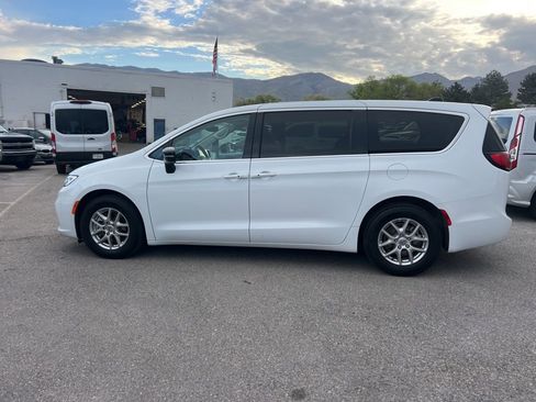 Used 2024 Chrysler Pacifica Touring-L image 13