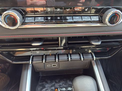 Used 2023 Chevrolet Colorado Z71 w/ Z71 Convenience Package 2 image 29