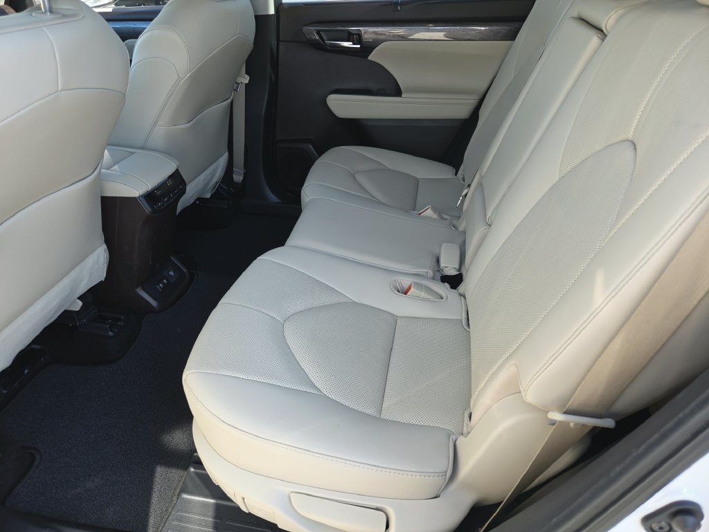 Used 2021 Toyota Highlander Limited FWD image 14