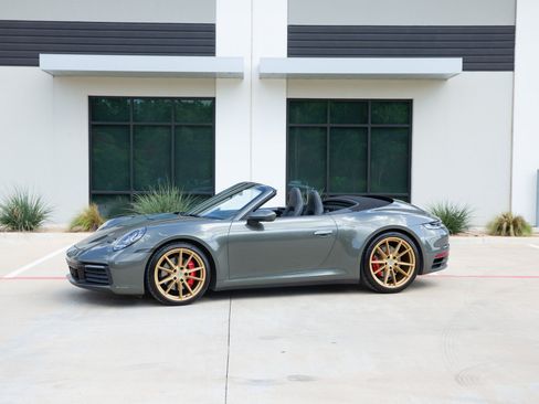 Used 2021 Porsche 911 Carrera S w/ Premium Package RWD image 3