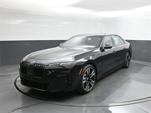 New 2026 BMW 750e xDrive w/ Premium Package image 30