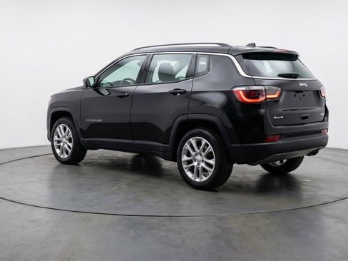 Used 2025 Jeep Compass Latitude AWD/4WD image 6