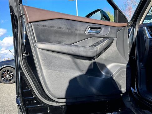 Used 2023 Nissan Rogue SV w/ SV Premium B Package image 9