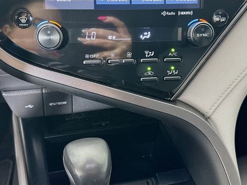 Used 2020 Toyota Camry XLE image 15