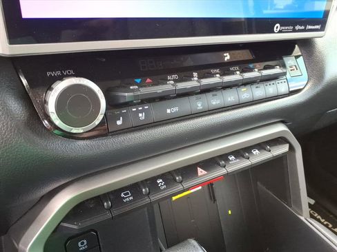 Used 2023 Toyota Tundra Limited AWD/4WD image 30