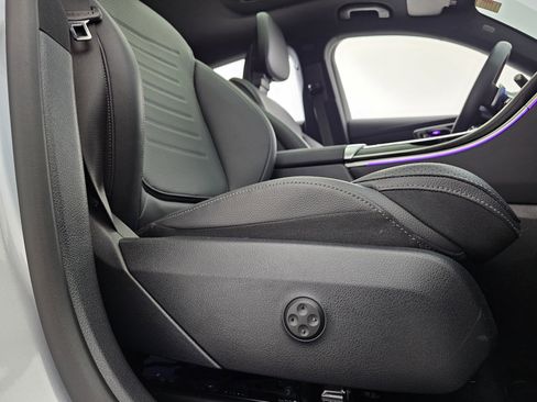 Used 2025 Mercedes-Benz GLC 300 4MATIC image 16