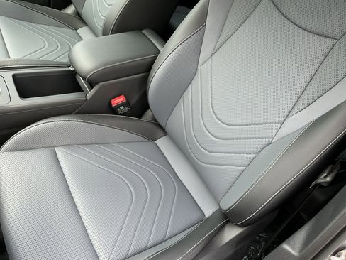 Used 2025 Volkswagen Tiguan SE image 30