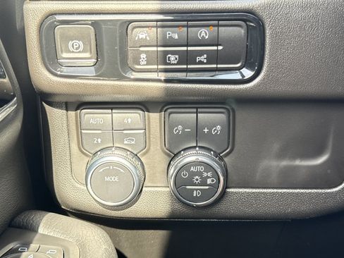 Used 2025 GMC Yukon Denali AWD/4WD image 26