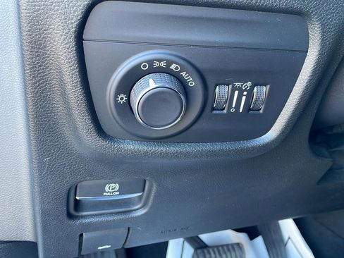 Used 2023 Jeep Grand Cherokee L Laredo image 13