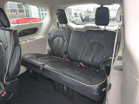 Used 2023 Chrysler Pacifica Limited image 17