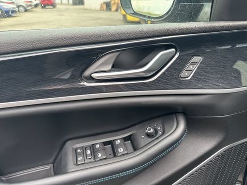 Used 2022 Jeep Grand Cherokee Trailhawk w/ Luxury Tech Group III AWD/4WD image 11