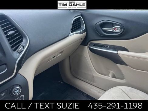 Used 2019 Jeep Cherokee Latitude w/ Popular Appearance Group FWD image 11
